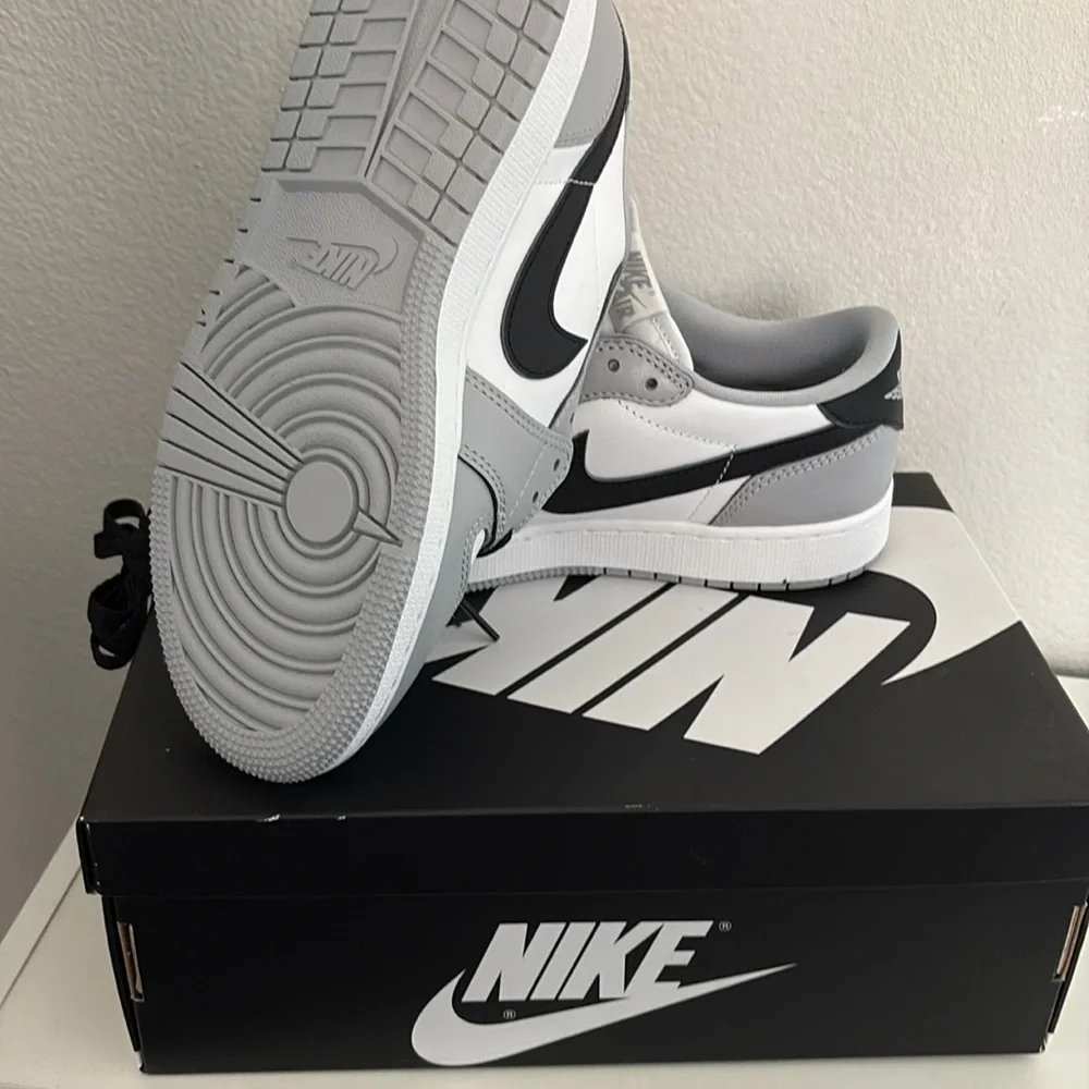 Air Jordan 1 retro low grey black